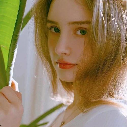 头像欧美果汁图片女生,时尚饮品与魅力女生的完美邂逅